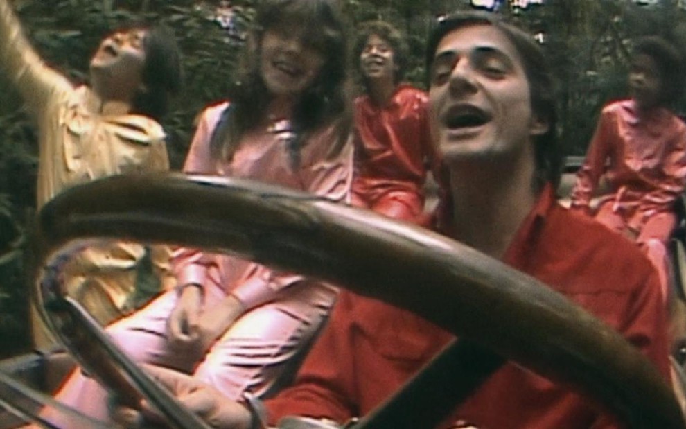 Fábio Jr. com as crianças da Turma do Balão Mágico dentro de um carro, no clipe de Amigos do Peito