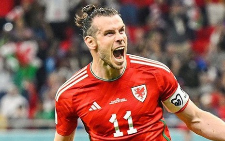 Gareth Bale, de País de Gales, comemora gol com uniforme inteiro vermelho