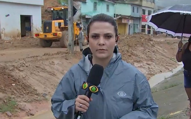 Carla Ramil em uma entrada ao vivo no Show do Esporte durante a cobertura da tragédia no Recife