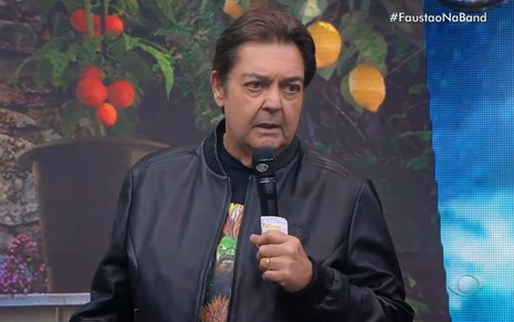 O apresentador Fausto Silva no programa Faustão na Band exibido na última segunda-feira (24); ele está de jaqueta preta e olha sério para o lado
