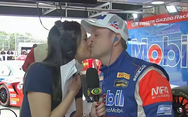 Paloma Tocci e Rubinho Barrichello se beijam em um autódromo