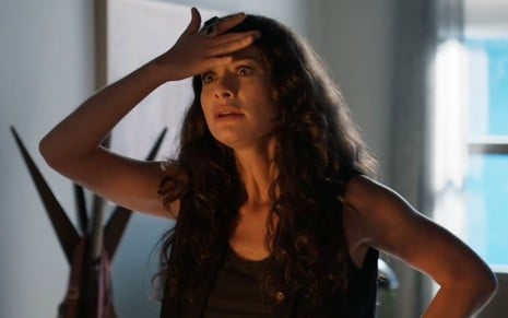 Alinne Moraes com expressão de desespero e com a mão na testa em cena como Bárbara na novela Um Lugar ao Sol