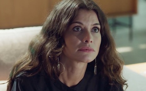 Alinne Moraes com expressão séria em cena como Bárbara na novela Um Lugar ao Sol