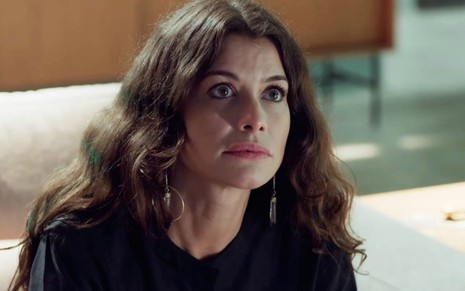 A atriz Alinne Moraes com expressão séria em cena como Bárbara em Um Lugar ao Sol