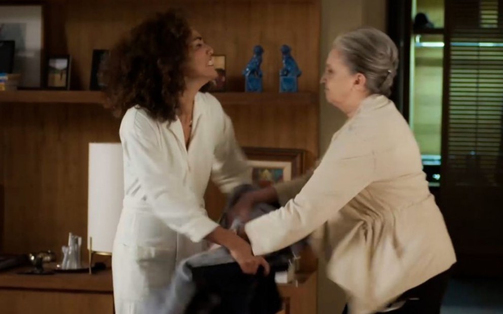 Rose (Bárbara Colen) e Celina (Ana Lucia Torre) disputam um objeto em cena da novela Quanto Mais Vida, Melhor!