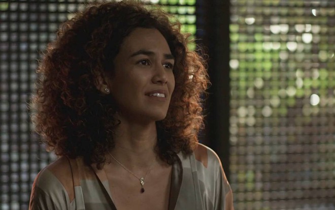 Bárbara Colen olha para frente com cara séria em Quanto Mais Vida, Melhor, novela das nove da Globo