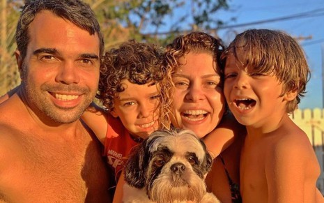 Pedro Delfino Marques e Bárbara Borges abraçados com os filhos