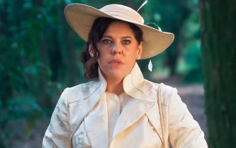 Bárbara Paz com expressão furiosa em cena como Úrsula na novela Além da Ilusão