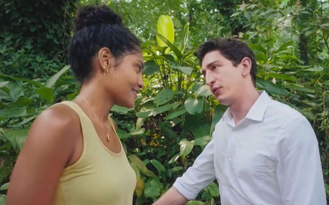 Aline (Barbara Reis) olha para Daniel (Johnny Massaro) em cena da novela Terra e Paixão