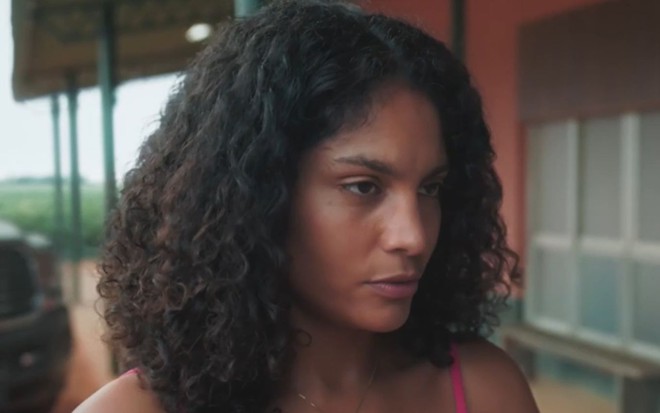 Barbara Reis com expressão séria em cena da novela Terra e Paixão
