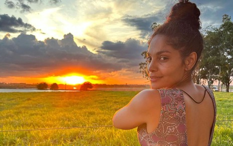 Barbara Reis posa com o por do sol ao fundo; ela está no Mato Grosso do Sul gravando cenas da próxima novela das nove da Globo