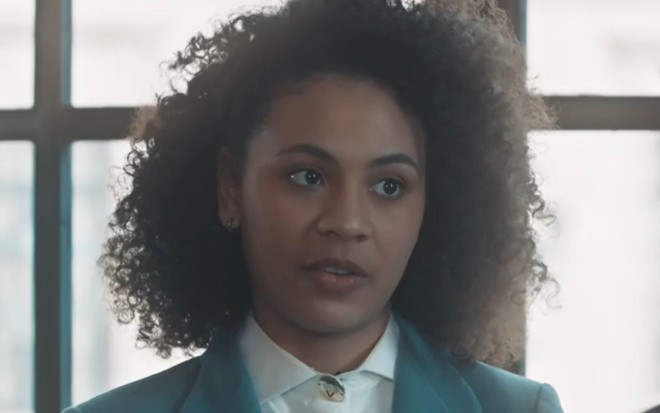 Bárbara Sut com expressão séria em cena como Sônia na novela Amor Perfeito