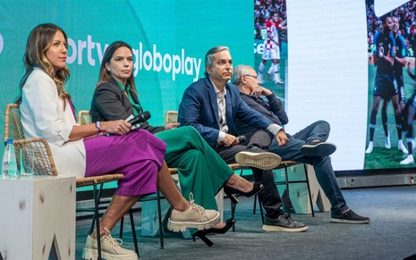 Barbara Coelho, Joana Thimóteo, Renato Ribeiro e Raymundo Barros, todos da Globo, sentados em frente a painel verde