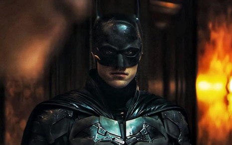 Robert Pattinson em cena do filme Batman