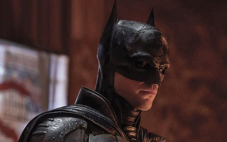 Robert Pattinson em cena de Batman