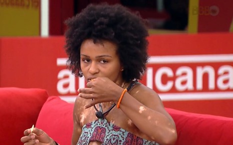 Natália Deodato comendo sorvete em ação da Americanas no BBB 22, da Globo