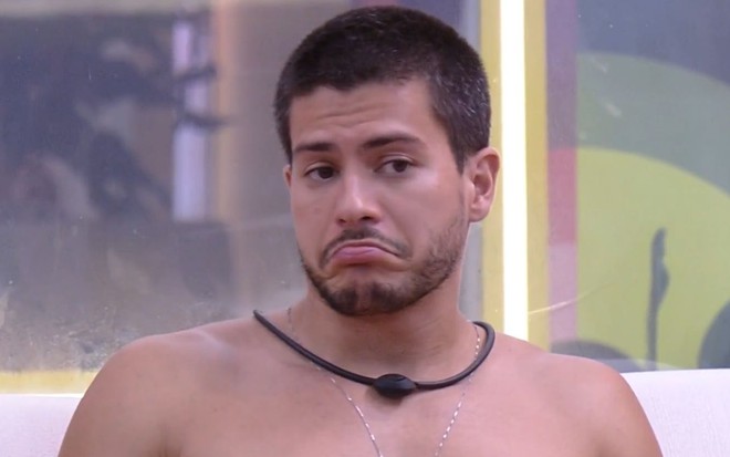 Arthur Aguiar está sem camisa em conversa no BBB 22, da Globo