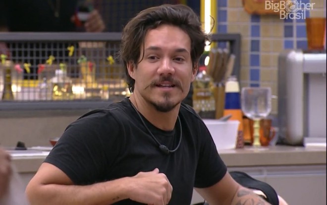 De camiseta preta, Eliezer Netto na cozinha da xepa do BBB 22