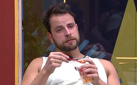 Gustavo Marsengo comendo na casa de vidro do BBB 22, da Globo