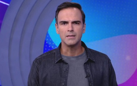 Tadeu Schmidt no estúdio do Big Brother Brasil 22, da Globo
