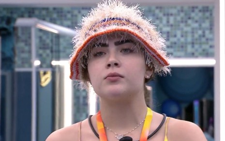 Jade Picon usa um chapéu no quarto do líder do BBB 22, da Globo