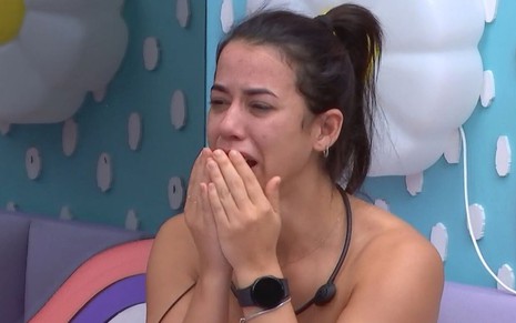 No quarto lollipop do BBB 22, Larissa Tomásia coloca a mão na boca e se desespera ao chorar