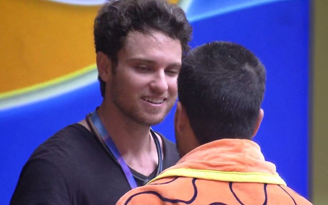 Lucas Bissoli recebe colar do anjo de Arthur Aguiar no BBB 22