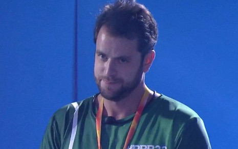 Gustavo usa colete verde enquanto está na Prova do Líder do BBB 22, da Globo