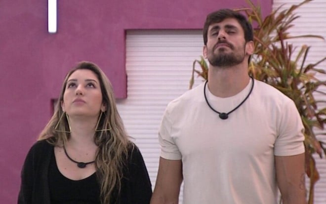 Montagem de fotos com Amanda Meirelles e Antônio Cara de Sapato no BBB 23; eles estão de mãos dadas