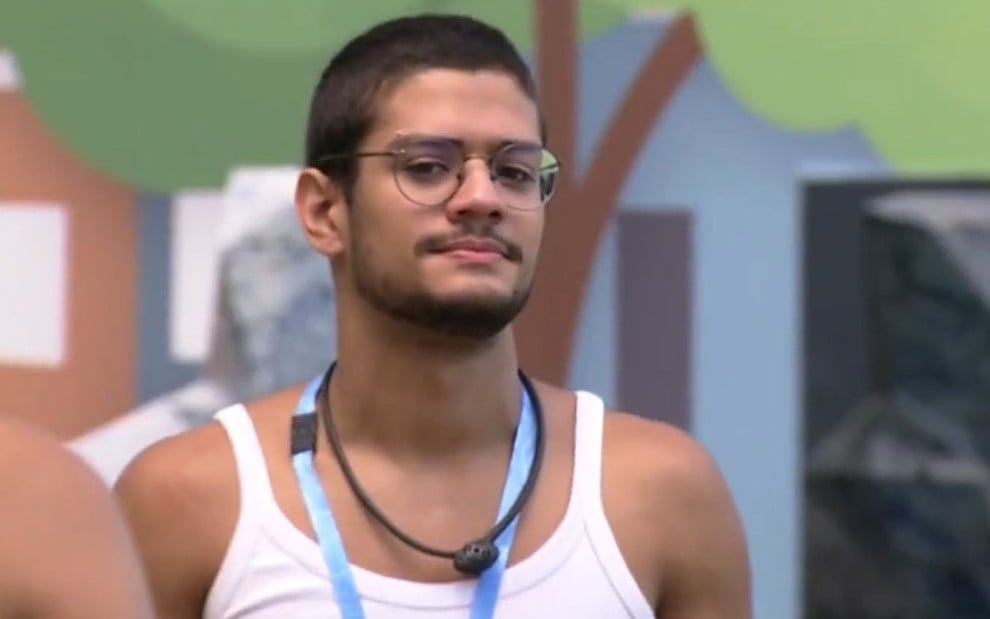 Gabriel Santana no jardim do BBB 23; ele usa uma regata branca