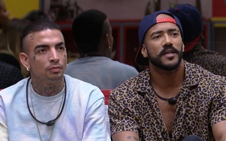 MC Guimê e Ricardo Camargo sentados no sofá do BBB 23, da Globo