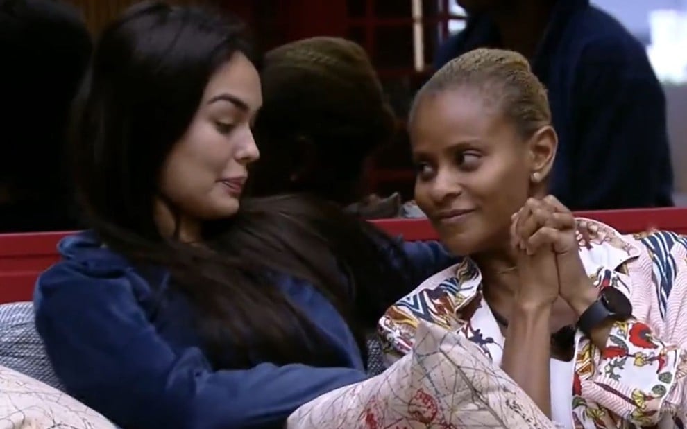 Larissa Santos e Aline no sofá do BBB 23