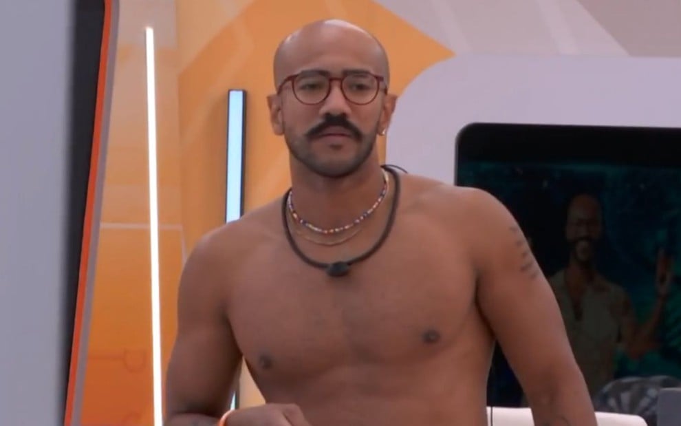 Ricardo Alface em seus últimos momentos no quarto do líder no BBB 23; ele está sem camisa