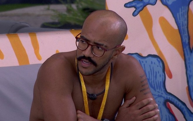 Ricardo Alface tem expressão séria no lado externo da casa do BBB 23