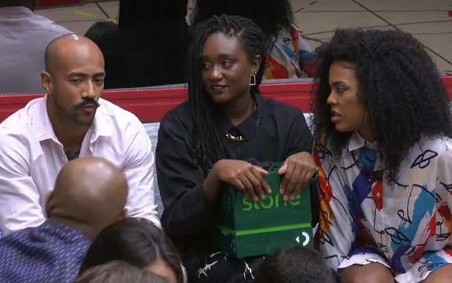 Ricardo Camargo, Sarah Aline e Marvvila em conversa com outros participantes na sala do BBB 23