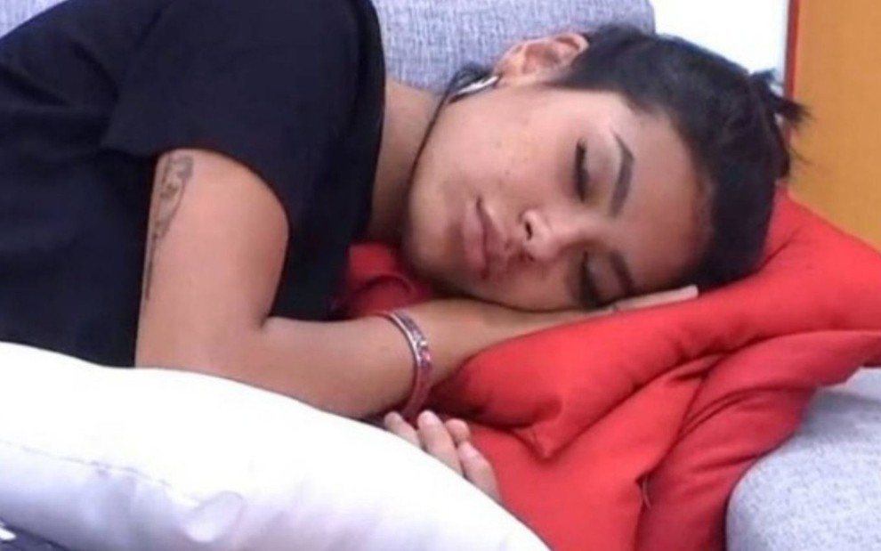 Pocah dormindo em sofá casa do BBB21, reality da Globo