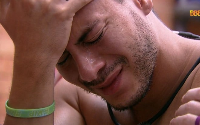 Imagem de Arthur Aguiar chorando no quarto Grunge do BBB 22