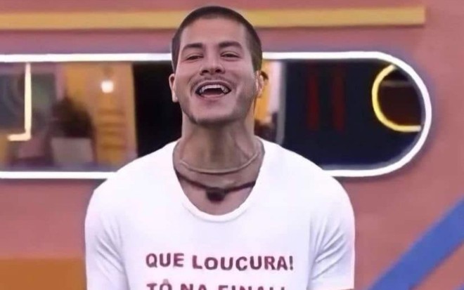 Imagem de Arthur Aguiar de camiseta branca no BBB 22