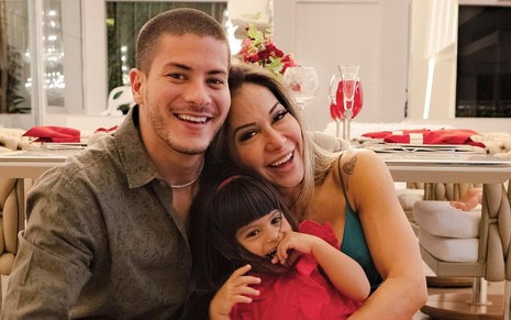 Arthur Aguiar posa com Maíra Cardi e a filha Sophia em foto para o Instagram