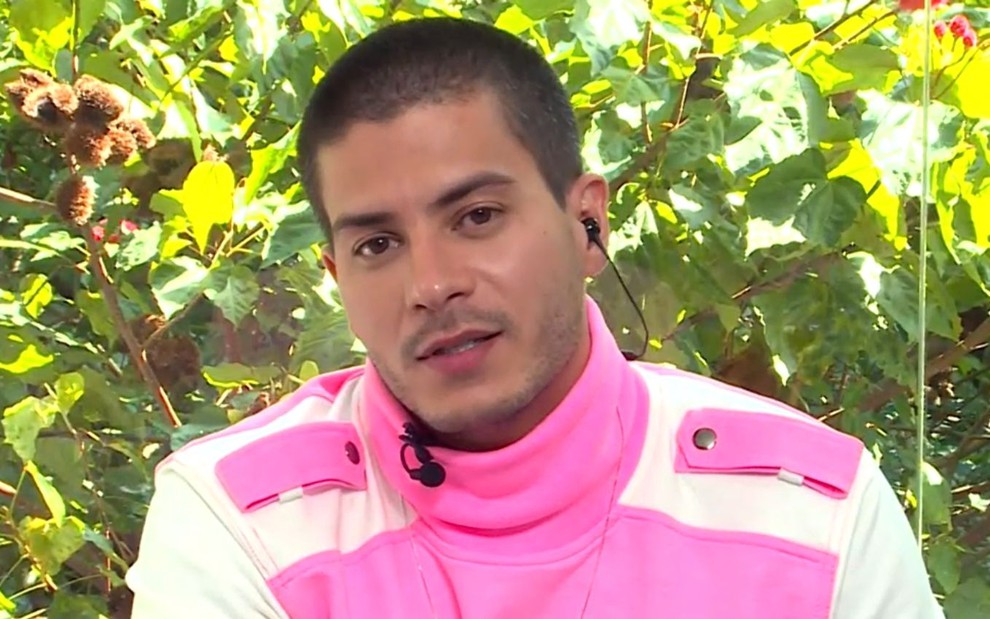 Arthur Aguiar de jaqueta rosa, durante entrevista ao Mais Você na última quarta (27)