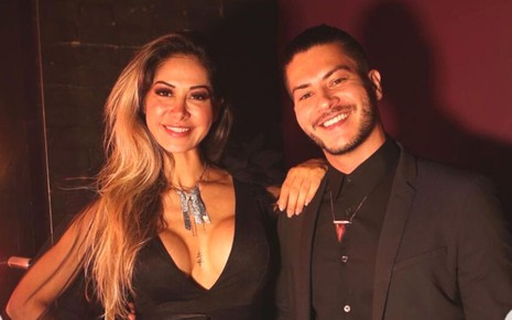 Mayra Cardi e Arthur Aguiar sorridentes e abraçados em foto publicada no Instagram
