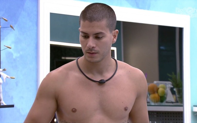 Imagem de Arthur Aguiar sem camisa no quarto do líder do BBB 22