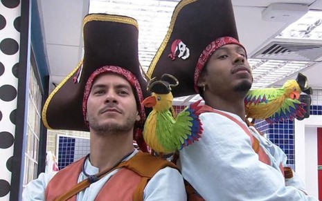 Imagem de Arthur Aguiar (à esq.) e Paulo André Camilo vestidos de piratas no BBB 22
