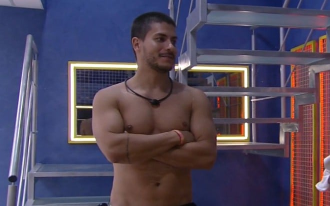 Imagem de Arthur Aguiar sem camisa na cozinha VIP do BBB 22