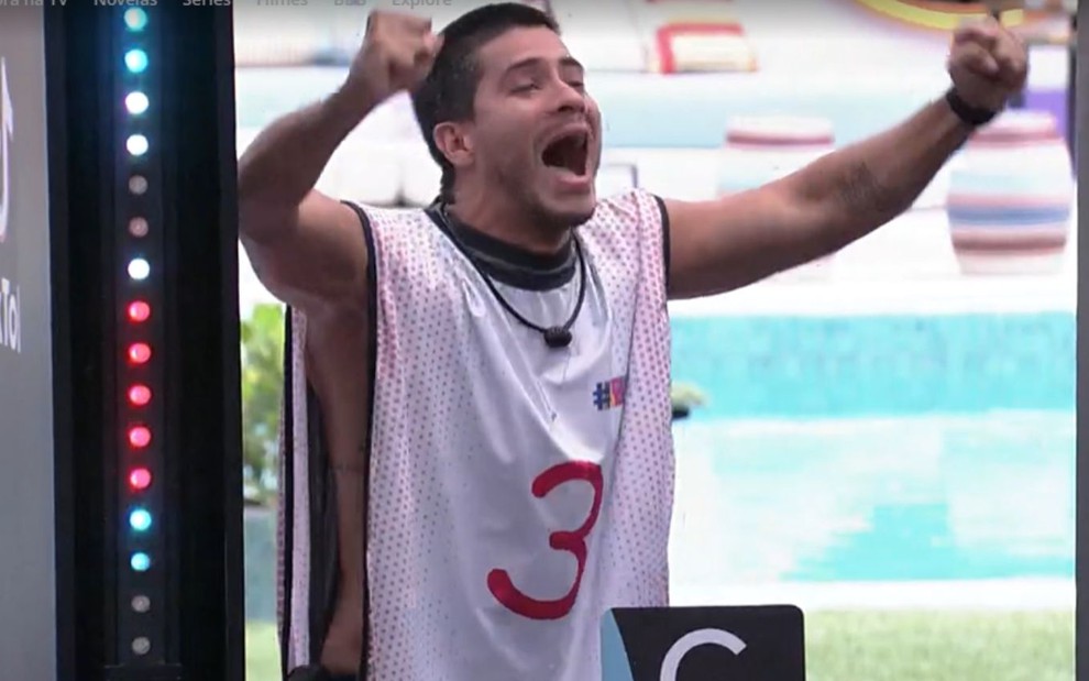 Imagem de Arthur Aguiar comemorando vitória no BBB 22