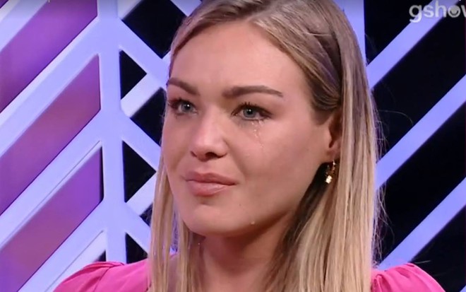 Bárbara chora e veste uma roupa rosa