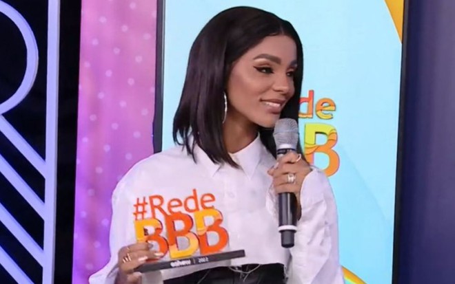Imagem de Brunna Gonçalves recebendo o prêmio de planta na Rede BBB