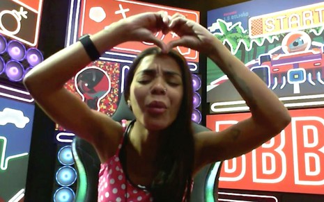 Brunna Gonçalves no raio-x de sábado (19): participante está com as mãos em cima do rosto em formato de coração