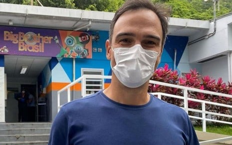 De camiseta azul, Tadeu Schmidt está de máscara nos estúdios do Big Brother Brasil