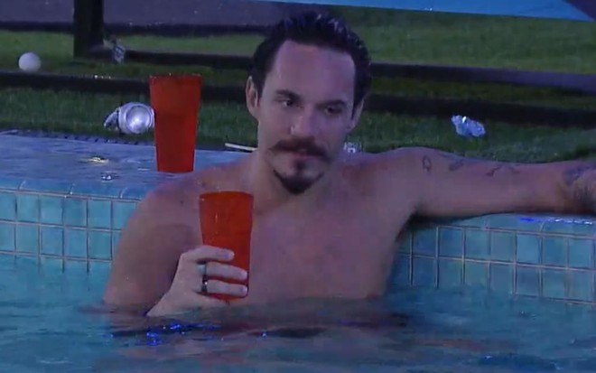 Imagem de Eliezer Netto na piscina do BBB 22